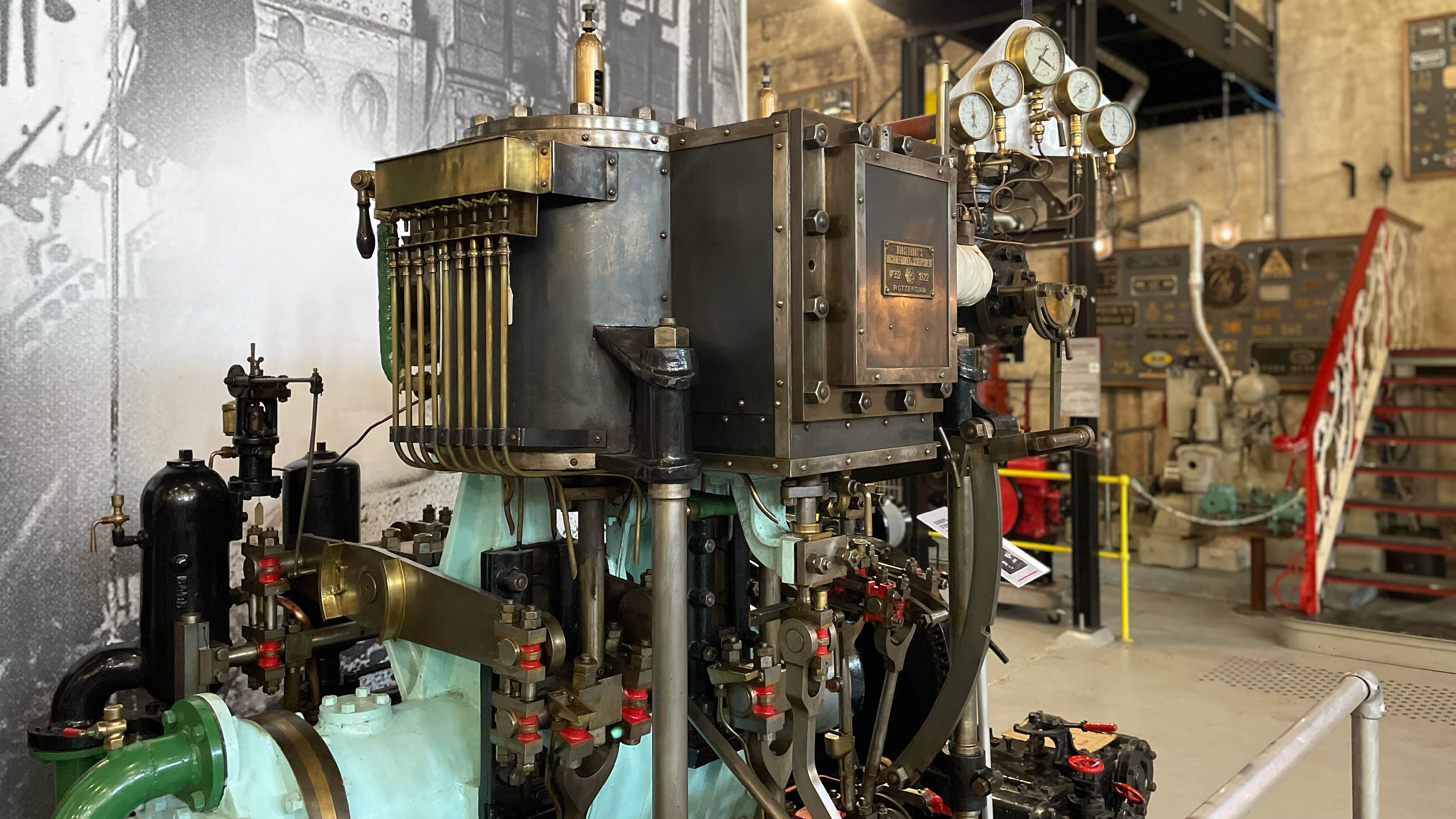 Burgerhout stoommachine draait!